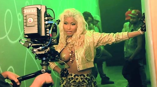 Strike a pose! Nicki Minaj i backstageklippet från videon till Freaks.